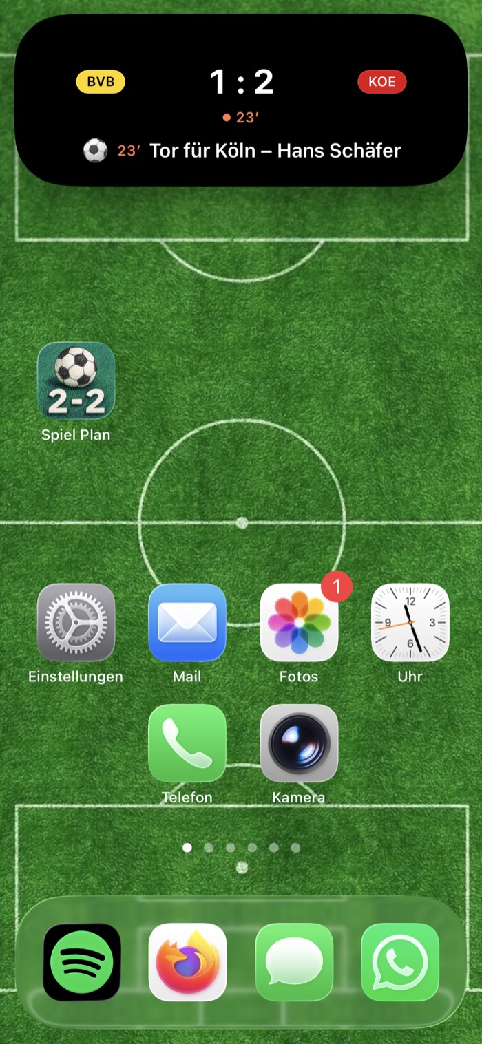 Ein iPhone-Home-Bildschirm mit dem Live-Spielstand in der Dynamic Island