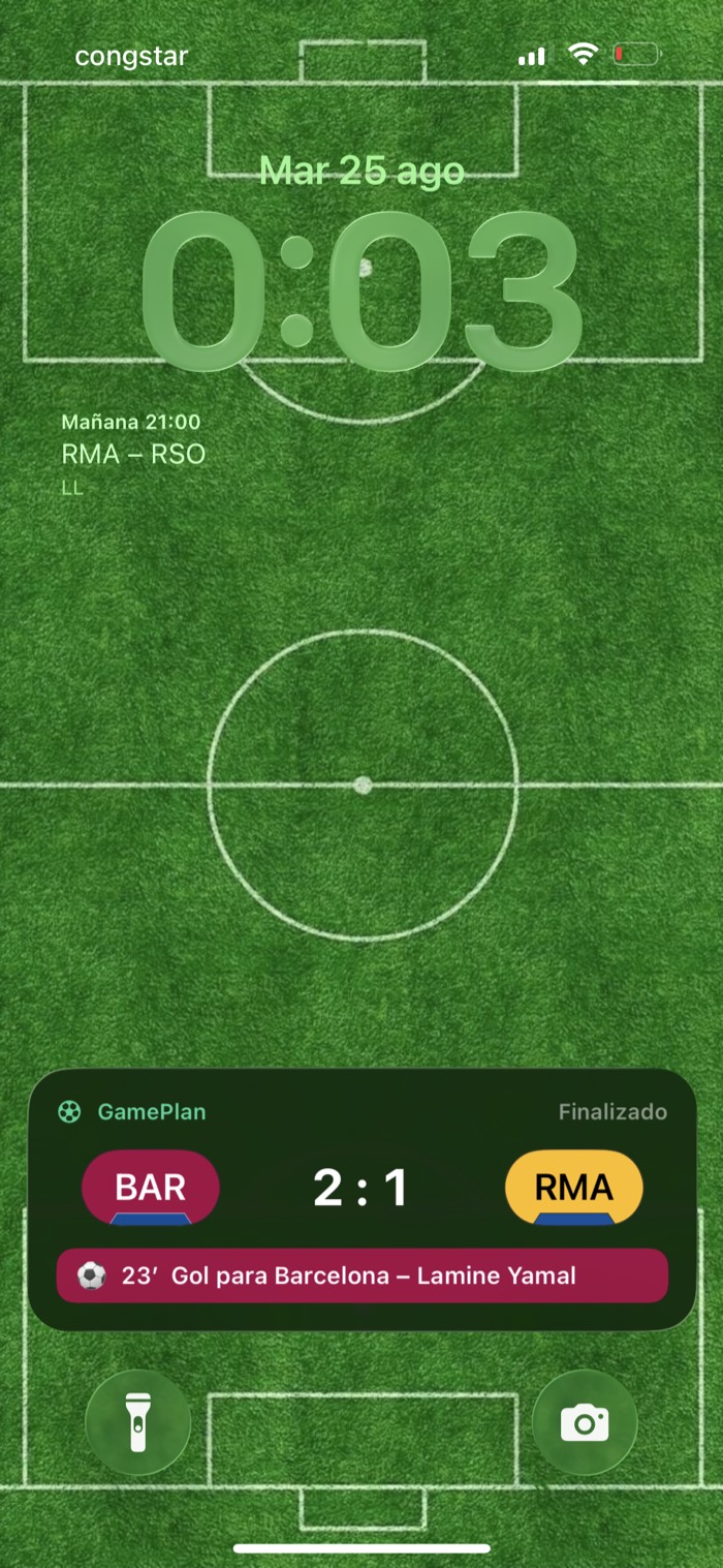 Pantalla de bloqueo de un iPhone con la Live Activity de GamePlan y el marcador del partido
