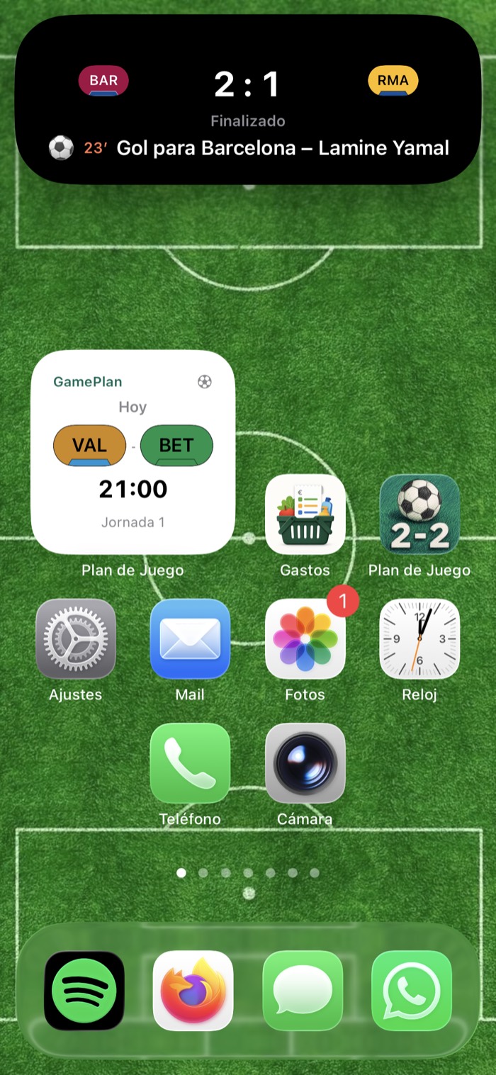 Pantalla de inicio de un iPhone con el marcador en directo en la Dynamic Island