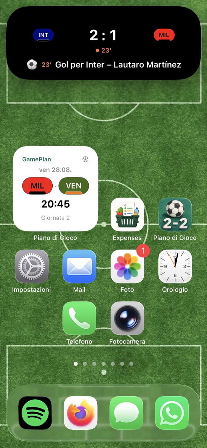 Schermata Home di un iPhone con il punteggio live nella Dynamic Island